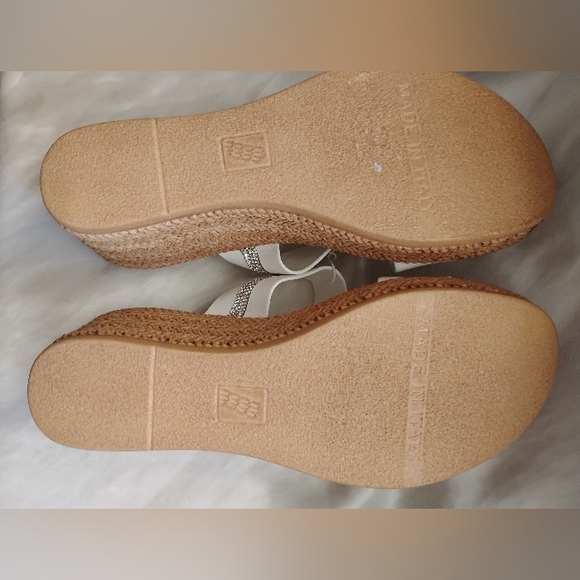 Italian Shoemakers White Sandals with Silver Accents It's Very Comfortable - Picture 4 of 8